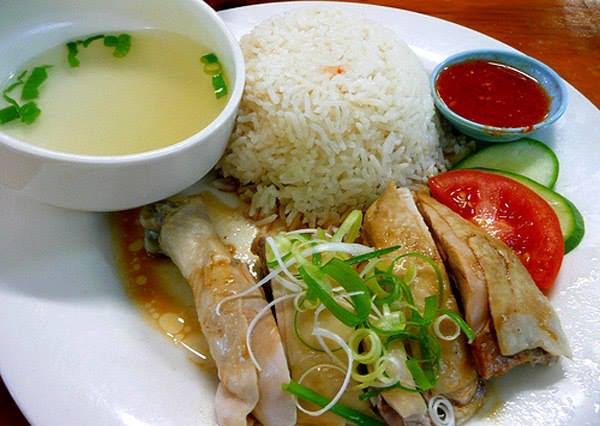 Cơm gà Singapore là món ăn rất nổi tiếng, được nhiều du khách yêu thích