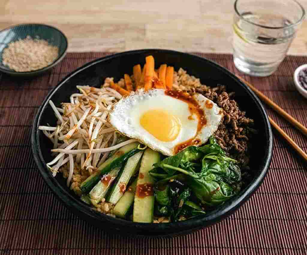 Cơm trộn Hàn Quốc là món ăn cực nổi tiếng ở xứ sở Kim Chi