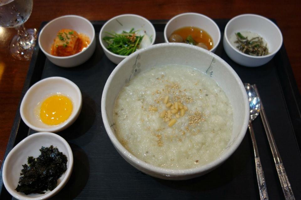 Món cháo ngô của người Triều Tiên có vị thơm, bùi và thích hợp dùng trong bữa sáng