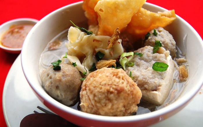 Món súp thịt viên Indonesia ngon nhất khi được ăn kèm với mì sợi nhỏ