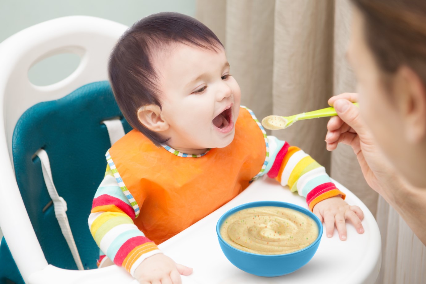 Cho trẻ ngồi đúng cách khi ăn