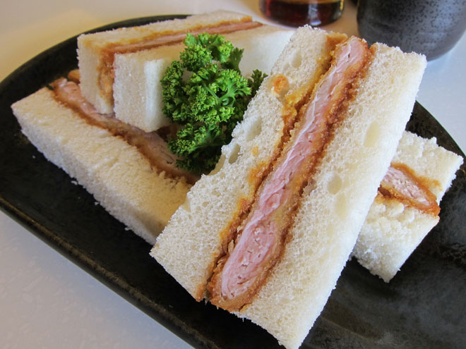Katsu Sando là món bánh mì Nhật Bản xuất hiện rất nhiều trong các cửa hàng tiện lợi