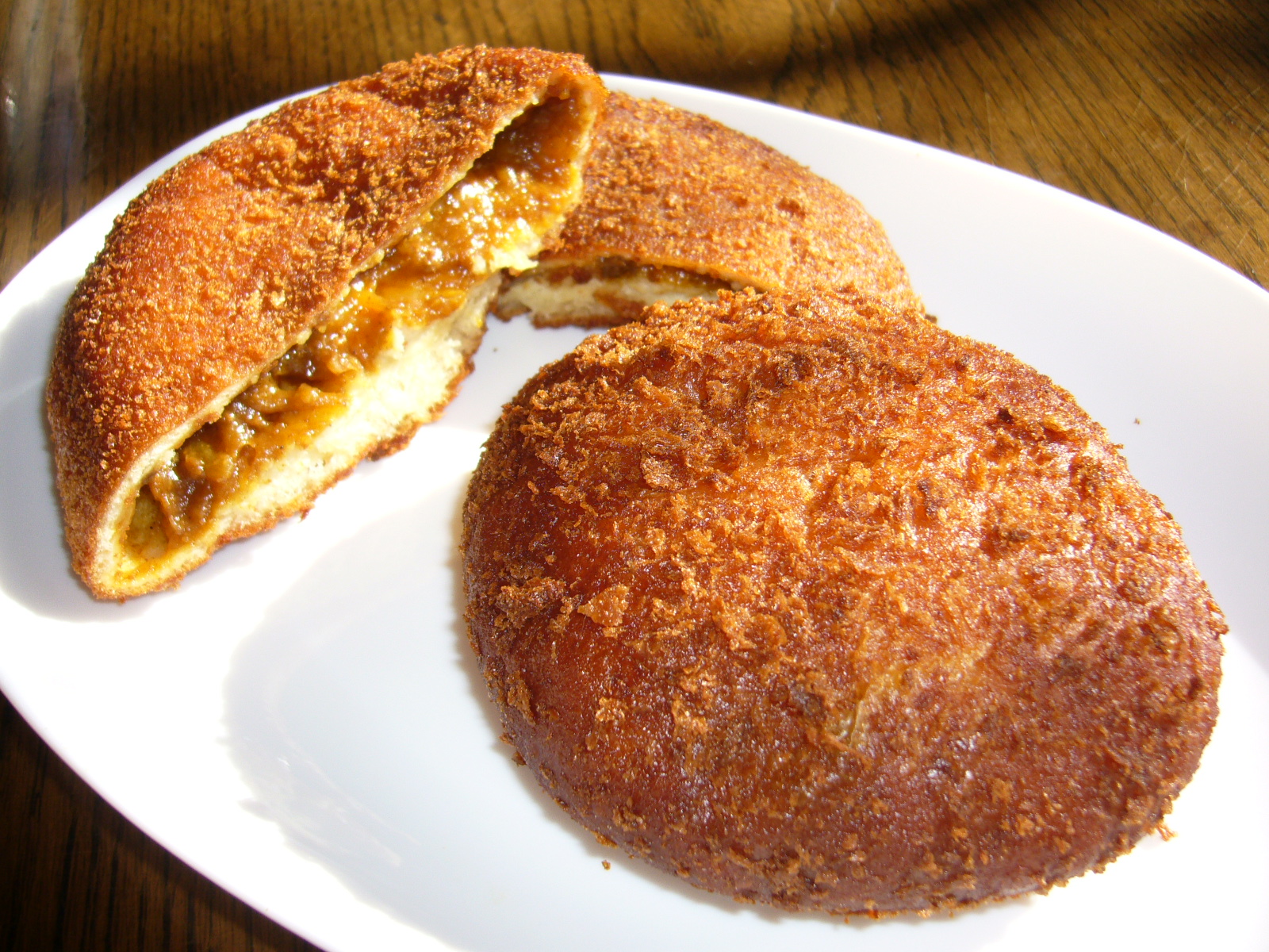 Curry Pan là loại bánh mì có nhân làm bằng cà ri siêu thơm ngon