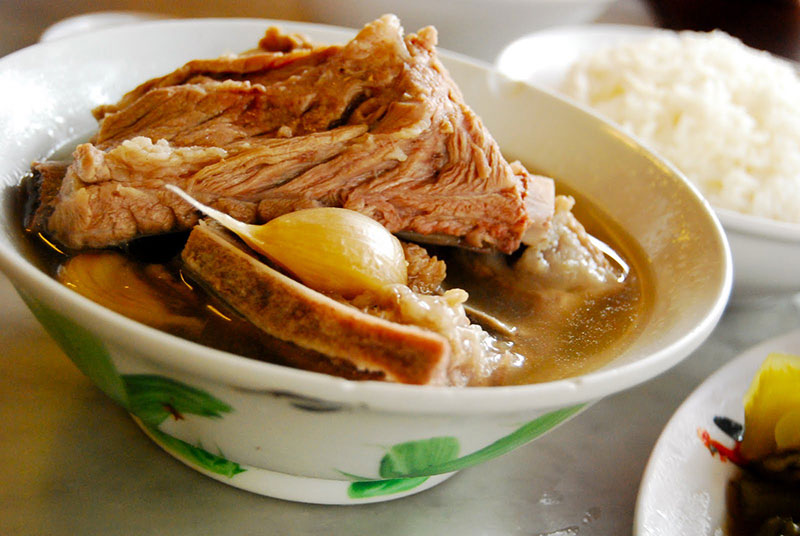 Súp sườn Bak Kut Teh là món ăn được yêu thích ở Singapore