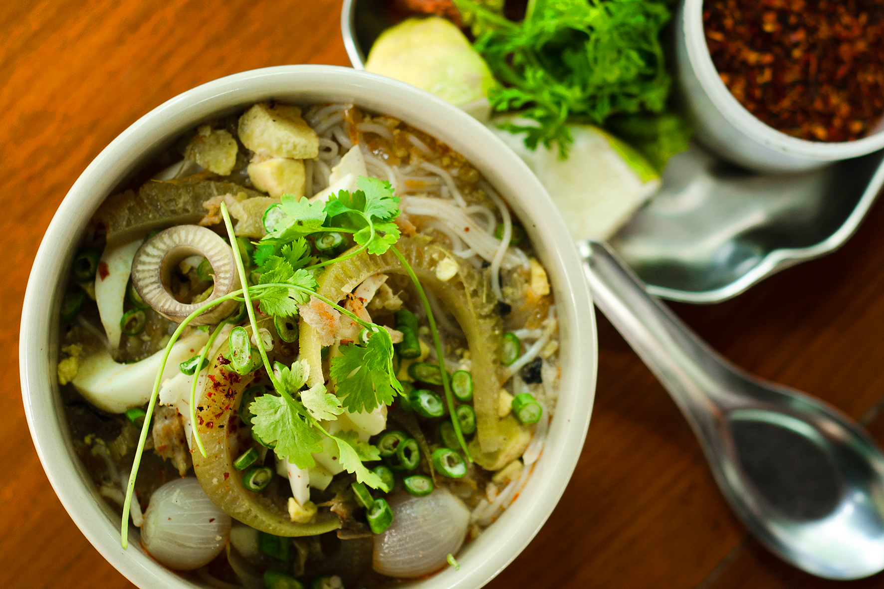 Bún cá Mohinga là món ăn đường phố nổi tiếng ở Myanmar