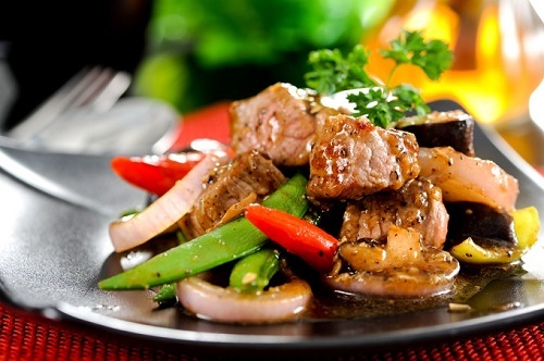 Neua Pad Prik là món bít tết bò Thái có vị cay nồng của ớt