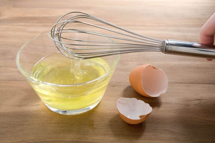 Lòng trắng trứng là thực phẩm tốt khi bạn đau họng vì nó chứa rất nhiều protein.
