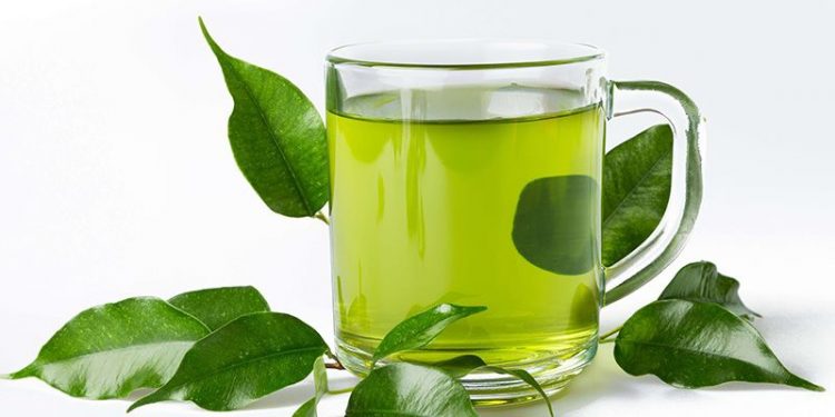 Uống một tách trà xanh ấm với mật ong và quế sẽ giúp giảm cảm giác rát họng.